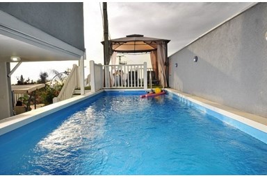 וילה כרמל בלבן - החצר והבריכה