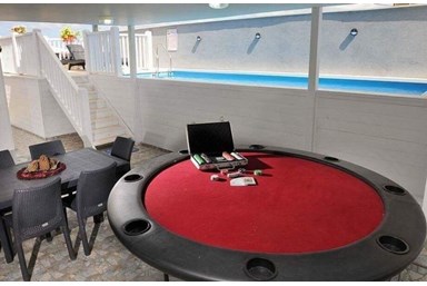 וילה כרמל בלבן - החצר והבריכה