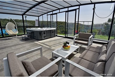 וילה קרולינה - הבריכה והחצר