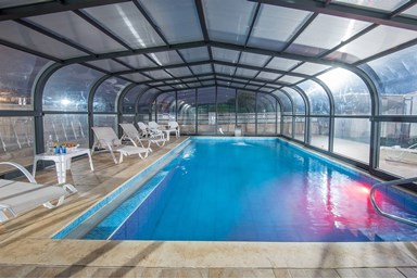 וילה אחוזת אגם בוטיק - החצר והבריכה