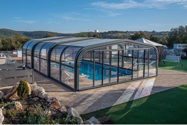 וילה אחוזת אגם בוטיק - החצר והבריכה