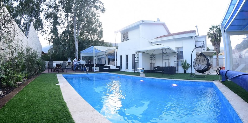 וילה ירדן החצר והבריכה (3).JPG