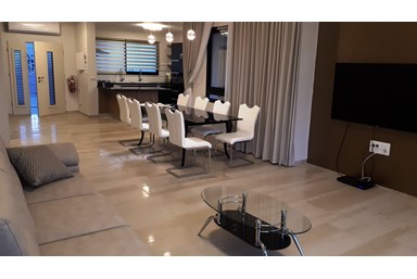 וילה הצוק במרומים - הוילה