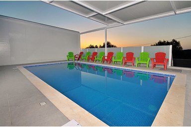 וילה פרסטיז' - הבריכה, החצר והנוף