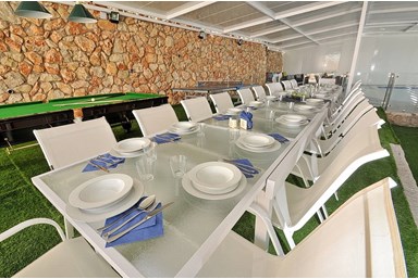 וילה פרסטיז' - הבריכה, החצר והנוף