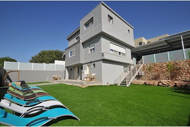 וילה פרסטיז' - הבריכה, החצר והנוף