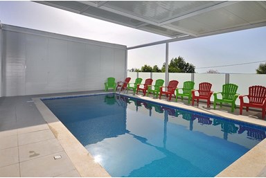 וילה פרסטיז' - הבריכה, החצר והנוף