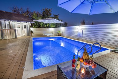 וילה אחוזת נטלי - הבריכה והחצר