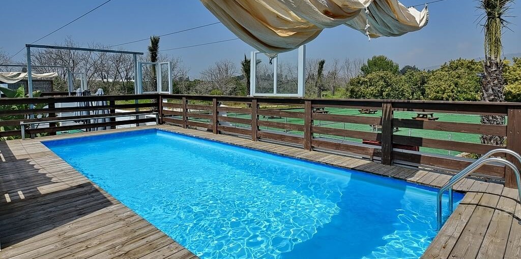 לימן ריזורט חצר ובריכה (1).jpg