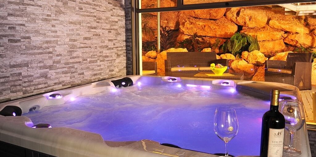 וילה בקצה ההר טרקלין וספא (1).jpg