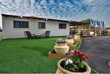 וילה סטורי - הבריכה והחצר