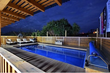 וילה סטורי - הבריכה והחצר