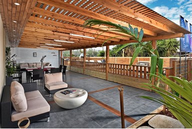 וילה סטורי - הבריכה והחצר