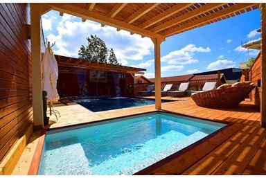 וילה לונה בוטיק - החצר והבריכה