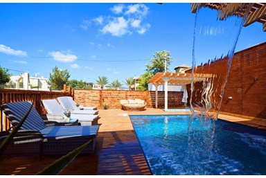 וילה לונה בוטיק - החצר והבריכה