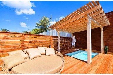 וילה לונה בוטיק - החצר והבריכה