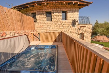 וילה אהבה גלילית - הבריכה, החצר והנוף