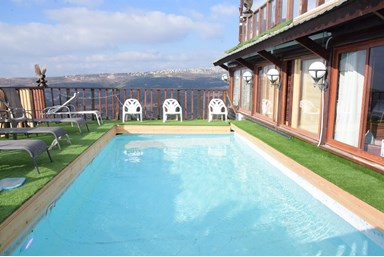 וילה הורייזן - החצר והבריכה