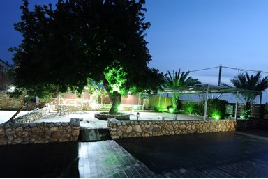 וילה אחוזת כנען - החצר, הבריכה והנוף