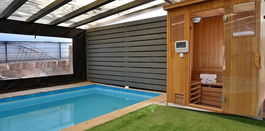 וילה גולדן וילה גולדן - החצר והבריכה (32).jpg