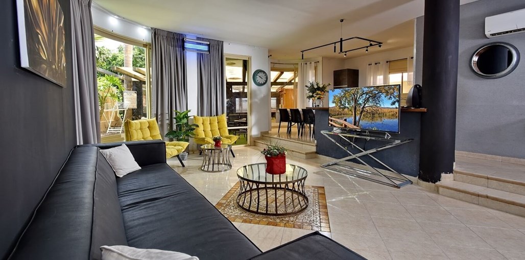 וילה גולדן וילה גולדן - החצר והבריכה (34).jpg