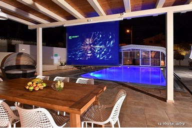 וילה רומיליה האוס - החצר והבריכה