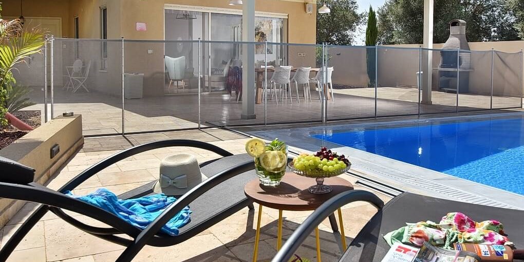 וילה רומיליה האוס וילה רומיליה - החצר והבריכה (5).JPG