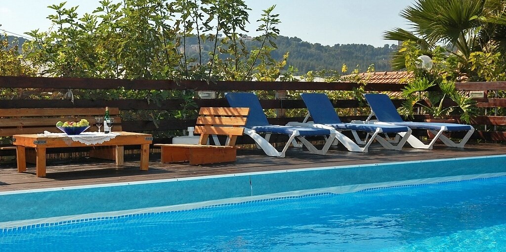 וילה חלום באגם חלום באגם - החצר והבריכה (6).jpg