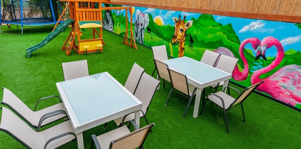 צמרת ביבניאל צמרת ביבניאל - החצר, הבריכה והמשחקייה (10).jpg