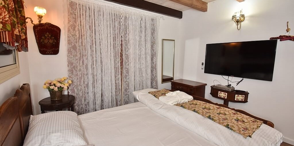 וילת השושנים וילת השושנים - פנים הוילה (32).jpg