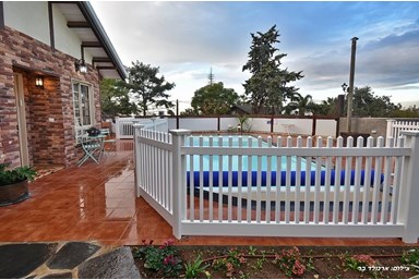 וילת השושנים - החצר והבריכה