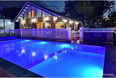 וילת השושנים - החצר והבריכה