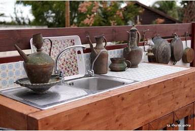 וילת השושנים - החצר והבריכה