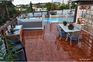 וילת השושנים - החצר והבריכה