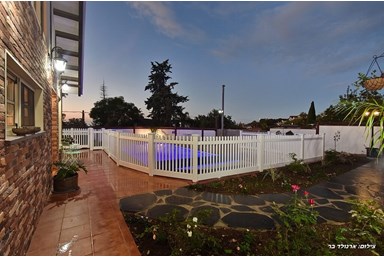 וילת השושנים - החצר והבריכה