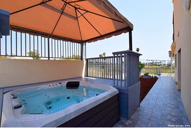 וילה אחוזת אגם כנרת - הבריכה הג'קוזי והחצר