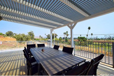 וילה אחוזת אגם כנרת - הבריכה הג'קוזי והחצר