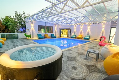 וילה אחוזת רוזנוולד  - החצר הבריכה והג'קוזי