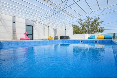 וילה אחוזת רוזנוולד  - החצר הבריכה והג'קוזי