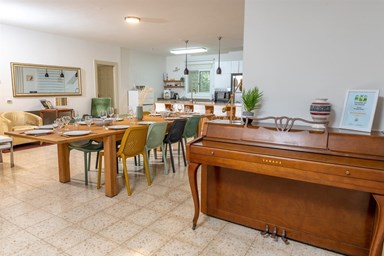 וילה הבית של אוסנתה - וילה אוסנתה - סלון+מטבח