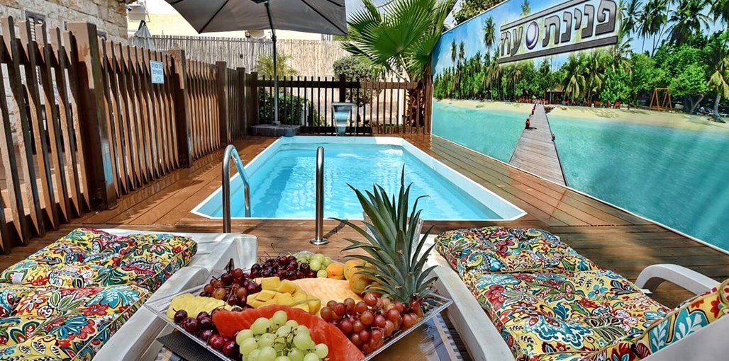 וילה פנינת עוז פנינת עוז - החצר והבריכה (3).jpg