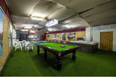 וילה אחוזת לאונרדו - מתחמי החוץ והבריכה