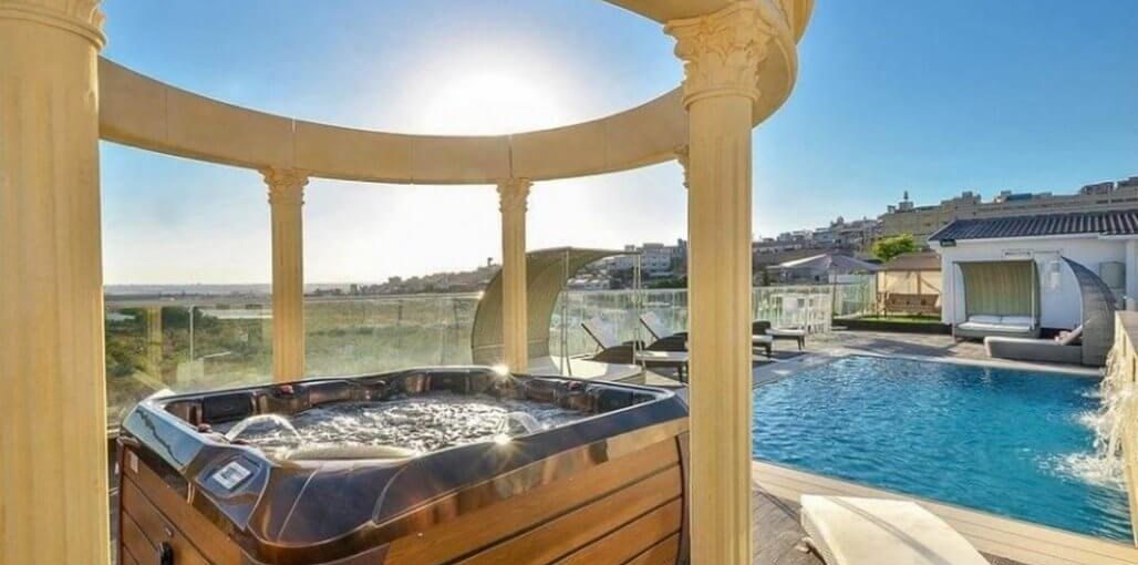 וילה מנו ויליג' חצר (4).jpg