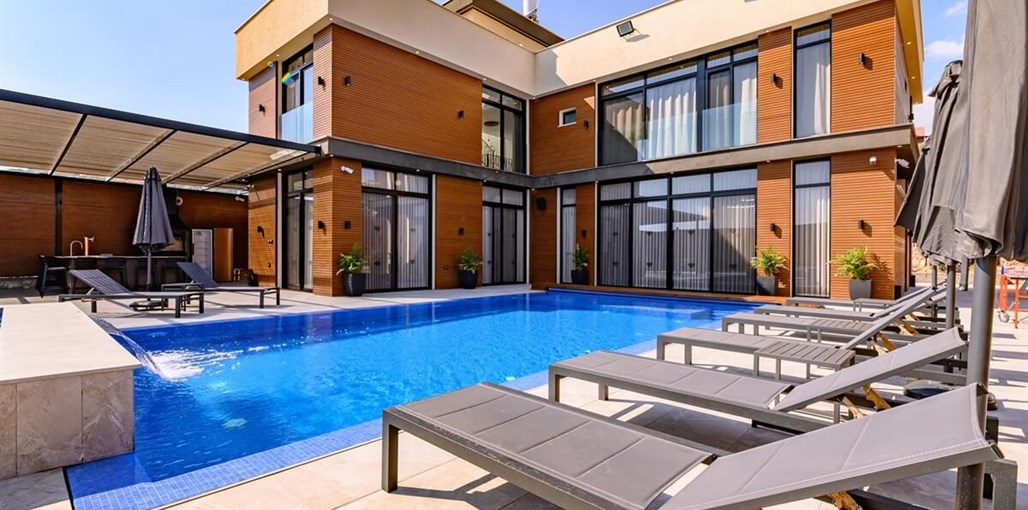 וילה דיאמונד - Diamond Villa החצר והבריכה (7).jpg