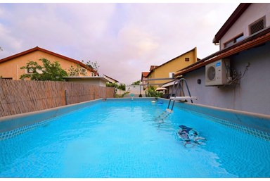 וילה הדר ומהודר - החצר והבריכה