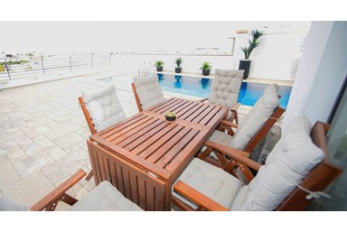 וילת הבשמים באילת - החצר והבריכה 