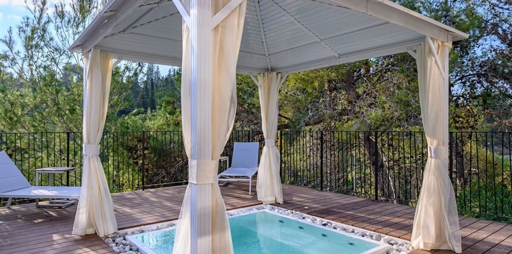 אחוזת נופש ביער מתחם החוץ (7).jpg