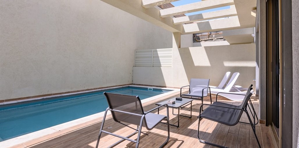 Yamika Vila חצר (7).jpg