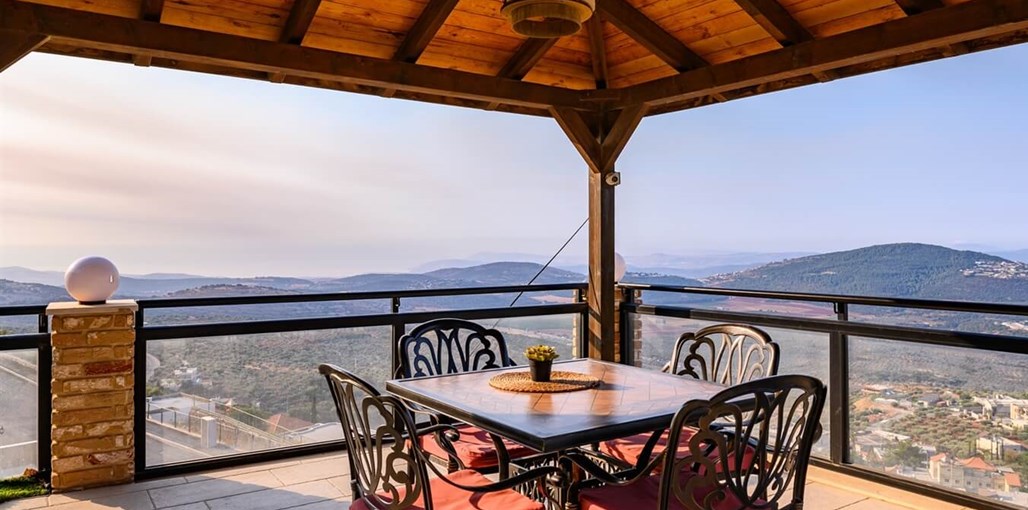 וילת האגם הכחול החצר (6).jpg