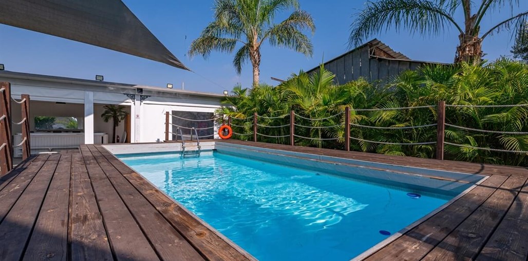 וילה מאיה החצר והבריכה (4).jpg